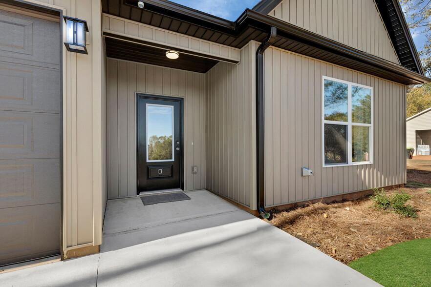 Entrance - 170 Weaver Line