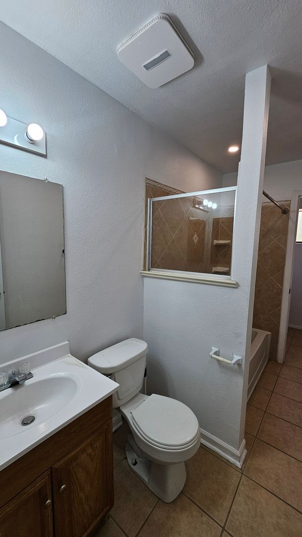Building Photo - 3 bed 1.5 bath