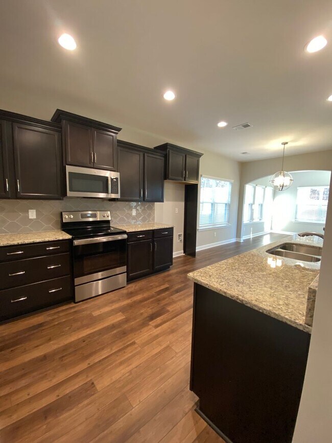 Building Photo - Newer Home-5 Bed/3.5 Bath