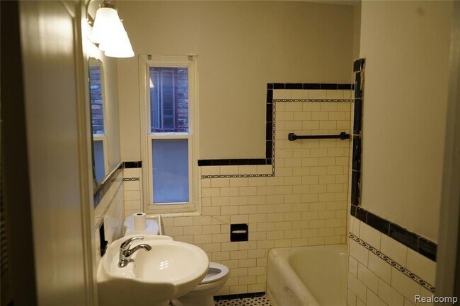 Building Photo - 7010 Thatcher St