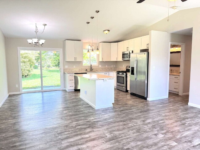 Building Photo - "Charming 3-Bedroom Retreat with 2 Full Baths in Keaau's Tranquil Paradise!"