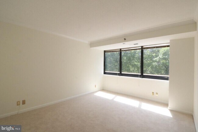 Building Photo - 1805 Crystal Dr