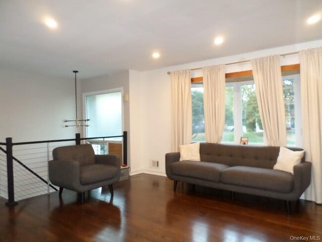 Building Photo - 8 Jodi Ln