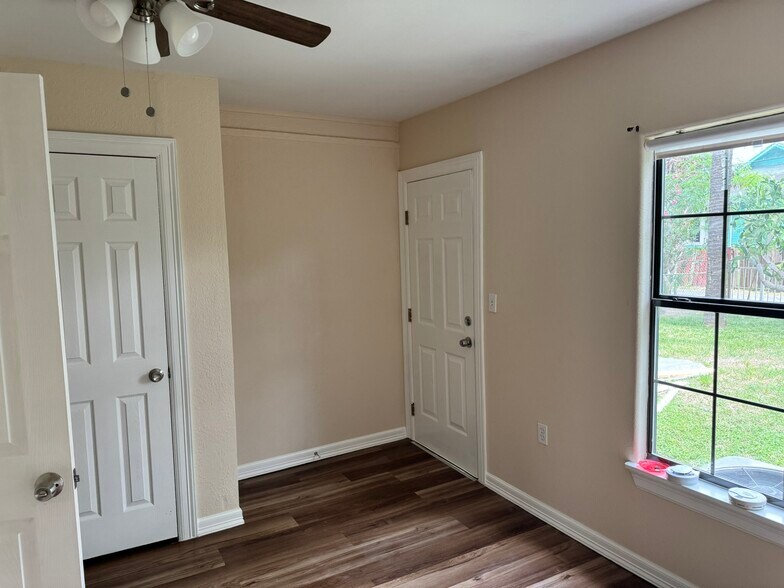 Master Bedroom with back door to yard - 1112 W Elizabeth St