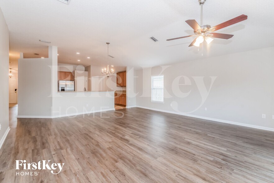 Building Photo - 6869 Southern Oaks Dr W