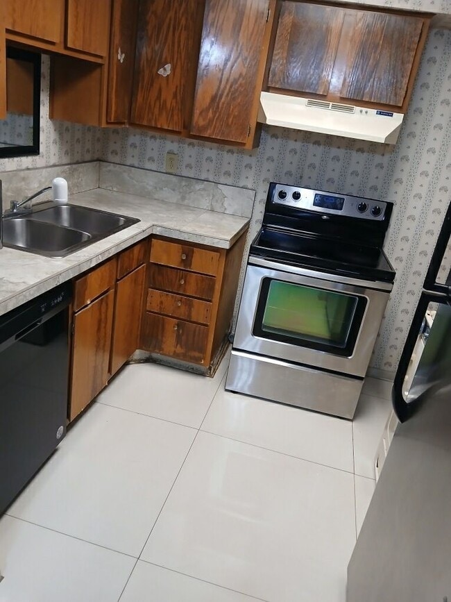 Building Photo - 9350 Country Creek Dr