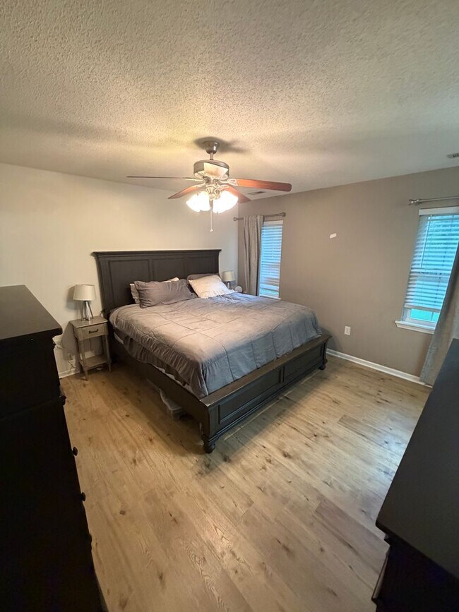 Building Photo - 207 Bluebird Ct