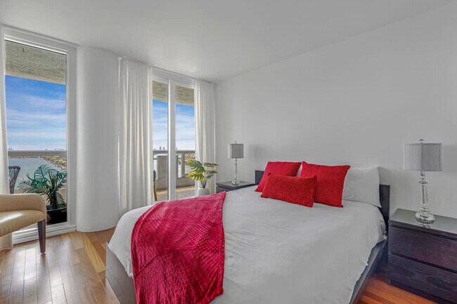 Building Photo - 1717 N Bayshore Dr