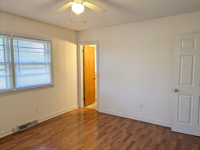 Building Photo - New listing in Mooresville!