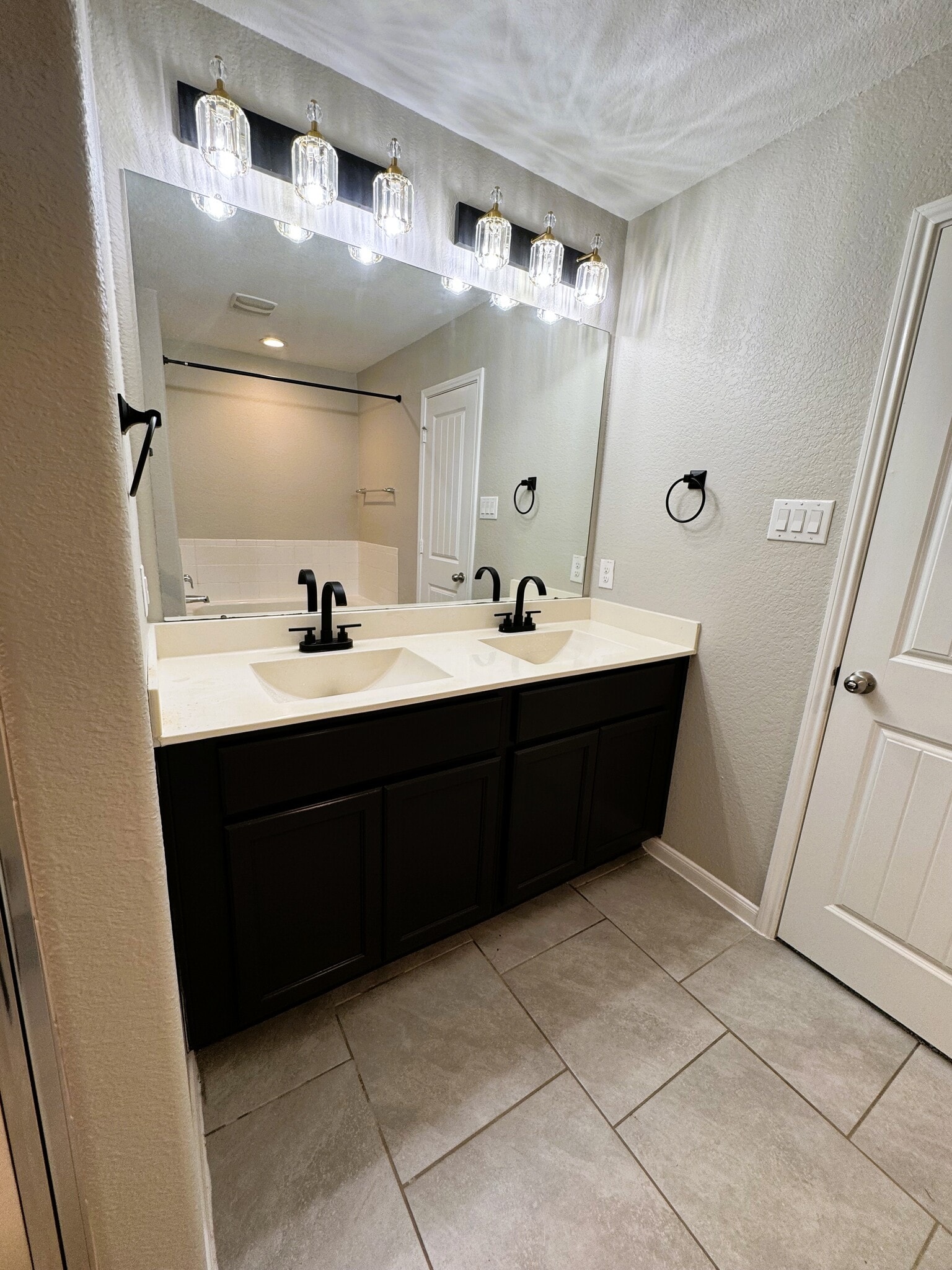 Building Photo - 615 Calm Ct