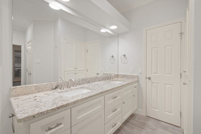 Building Photo - 12859 Kingsbridge Ln