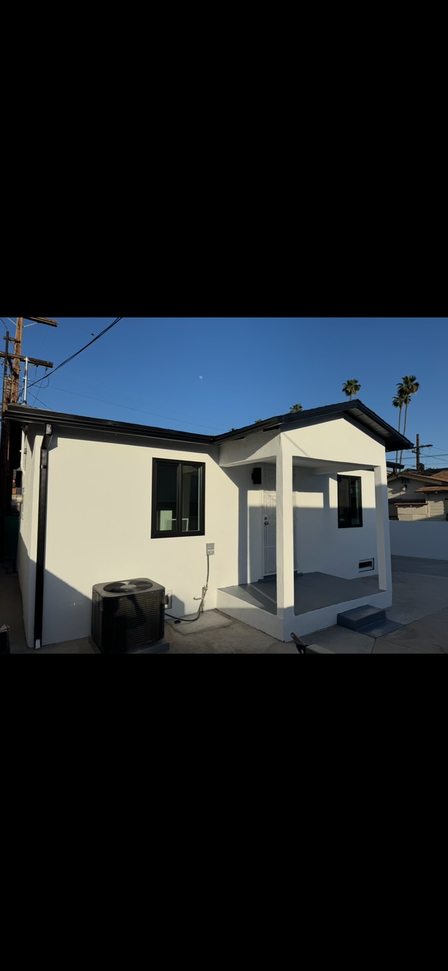 Building Photo - 1939 W Glenoaks Blvd