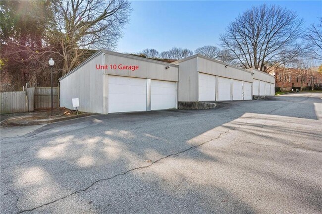 Building Photo - 644 Wells St SW