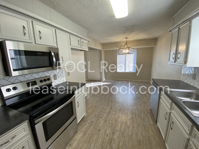 Building Photo - Updated and cozy 3/2/2