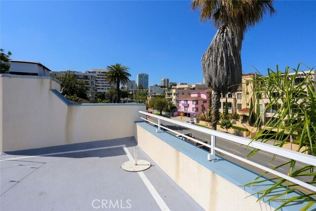 Building Photo - 1423 S Beverly Glen Blvd