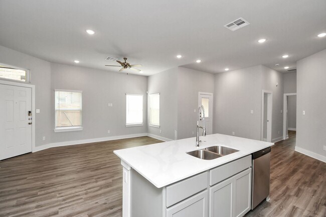 Building Photo - 21014 Bay Vlg Dr