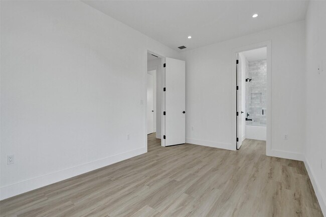 Building Photo - 606 SW 7th Ave