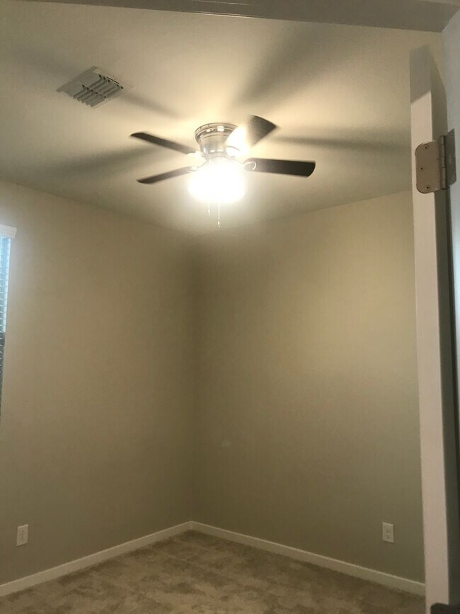 Building Photo - Beautiful Newer 3 bedroom Home Sweetwater ...