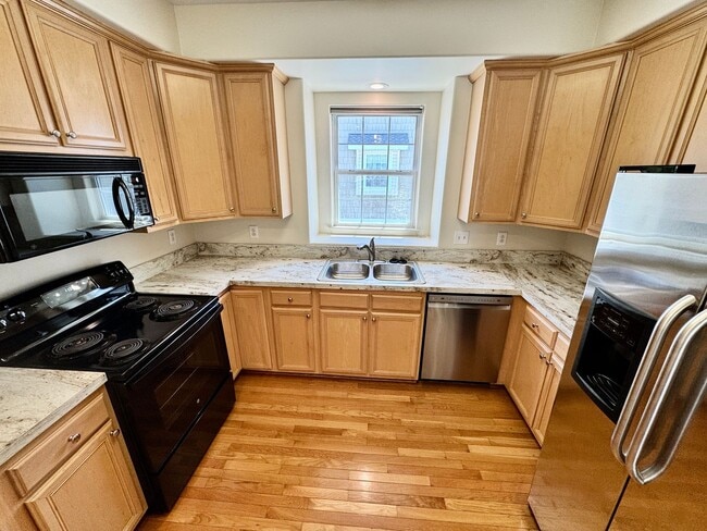 Building Photo - A Chesapeake Bay Townhome w/Garage, Available NOW! 2 Downstairs Bedrooms - Pet Friendly - 2 Balco...