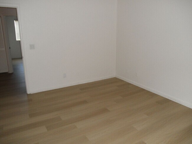 Building Photo - 2205 Oakmont Dr