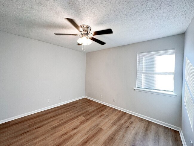 Building Photo - 470 Martha Ln