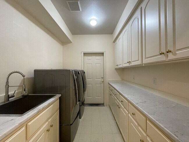 Building Photo - Custom Traditional Home in Montreux Neighborhood 3Bd/2Ba Home with 3 Car Garage!! Close to Cedar ...