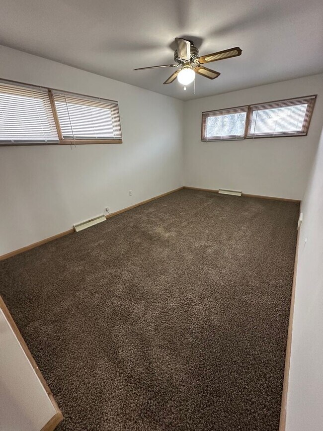 Building Photo - 3 Bedroom, 1 Bathroom House with Carport