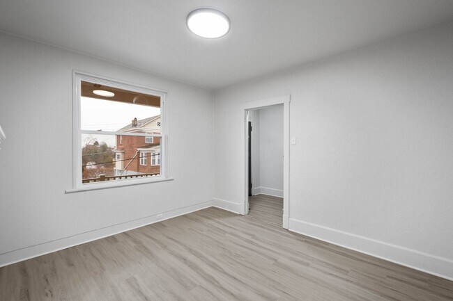 Building Photo - Stunning 4 Bedroom home in Carrick available May 15!