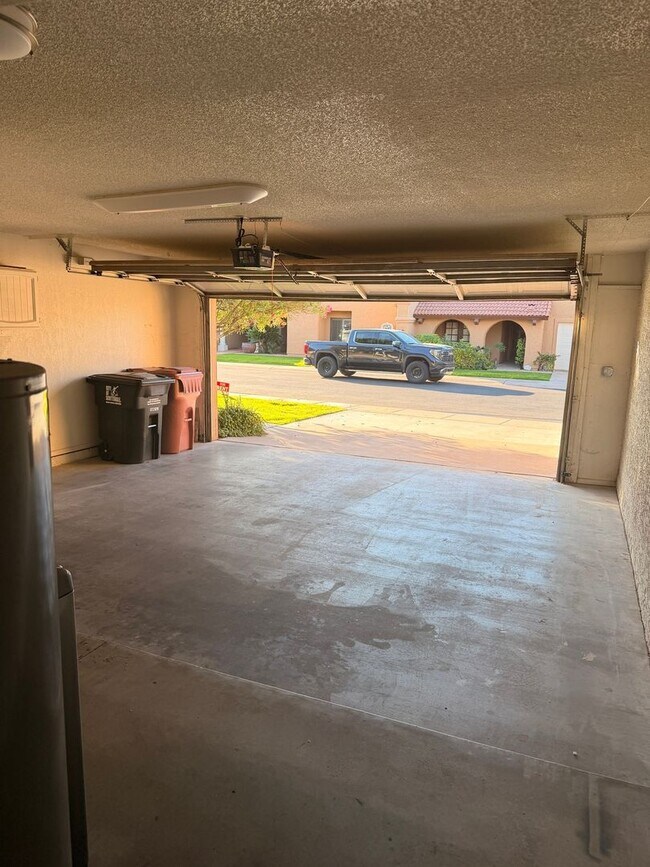 Building Photo - 7850 E Granada Rd