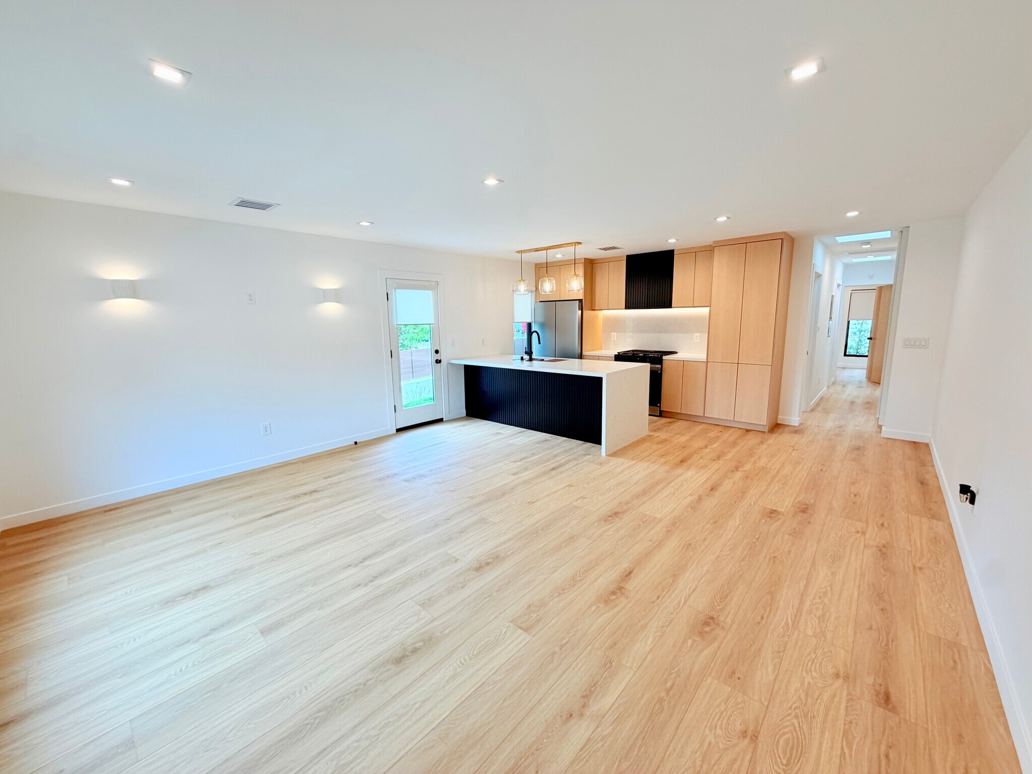 Open Plan Living - 1265 Keniston Ave