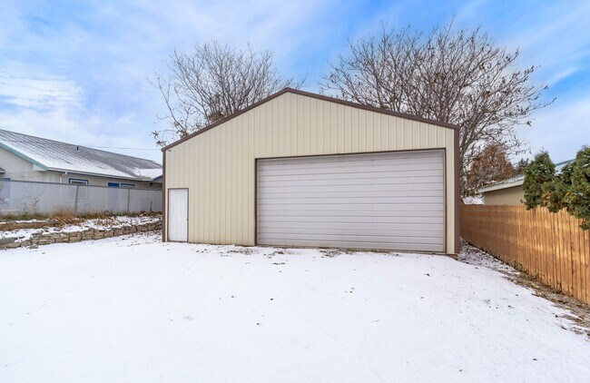 Building Photo - Huge Kitchen, 1000 sq ft Shop/Garage, Remodeled 3 bedroom