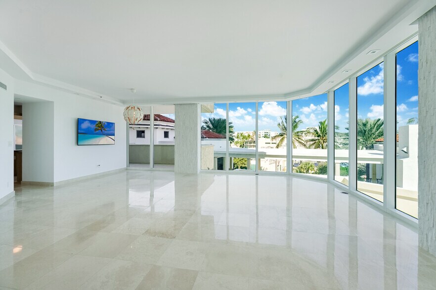 Building Photo - 300 S Pointe Dr