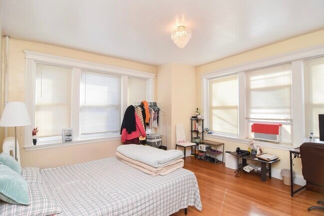 Building Photo - 96 St Paul St