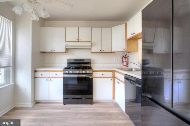 Building Photo - 1301 Hawthorne Ct