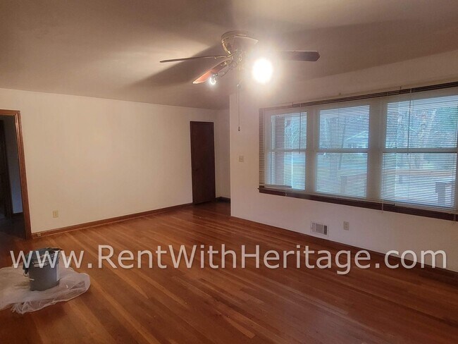 Building Photo - GRAMPA'S BUNGELOW - AWESOME BRICK RANCH WITH FULL UNFINISHED BASEMENT / GREAT LOCATION