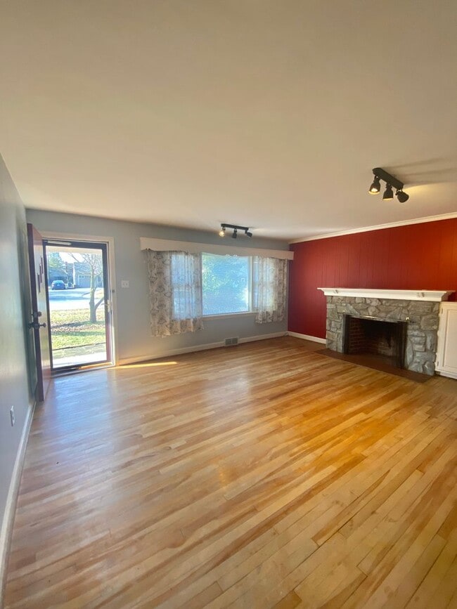 Building Photo - Gorgeous 2 Bedroom, 2 Bathroom Home!