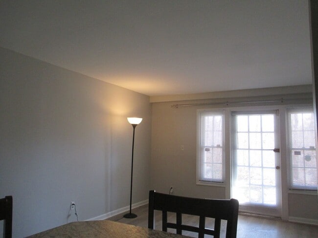 Building Photo - One Bedroom Condo in Cardinal Forest, Springfield