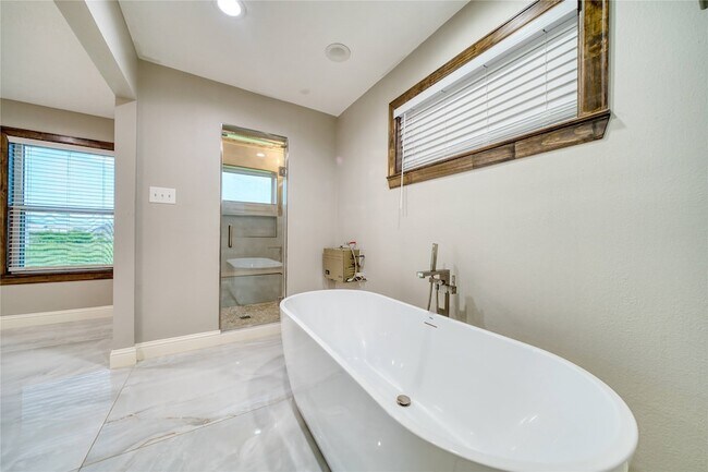 Building Photo - 4406 Mallard Dr