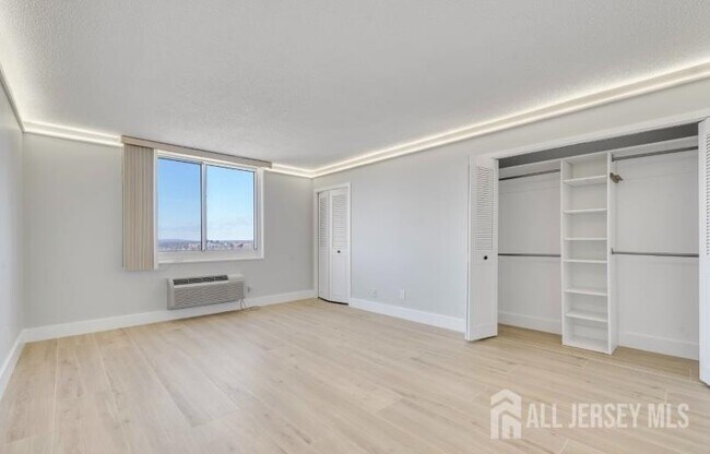 Building Photo - 160 Overlook Ave