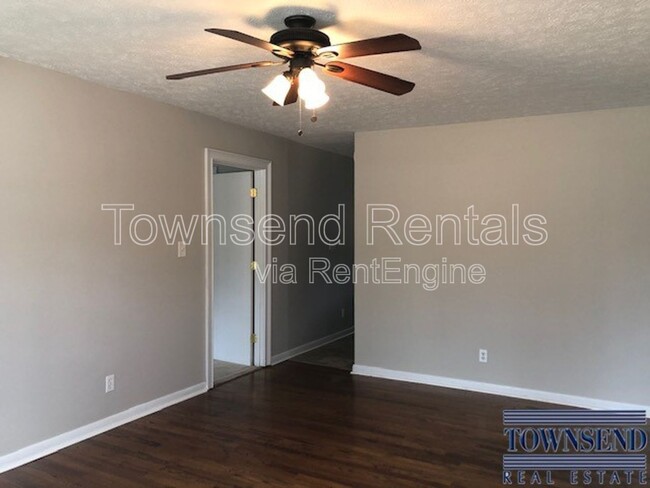 Building Photo - 658 Woodburn Dr