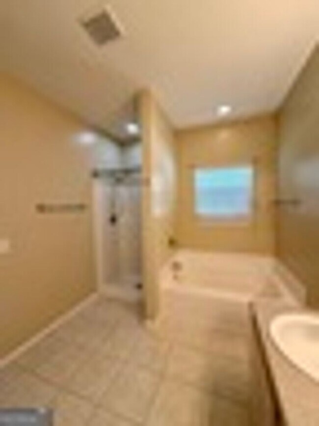 Building Photo - 200 Royal Palms Ave