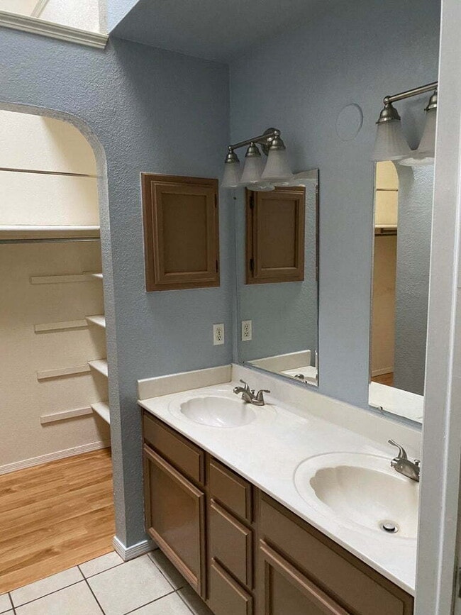 Building Photo - 1445 Plaza Verde Dr