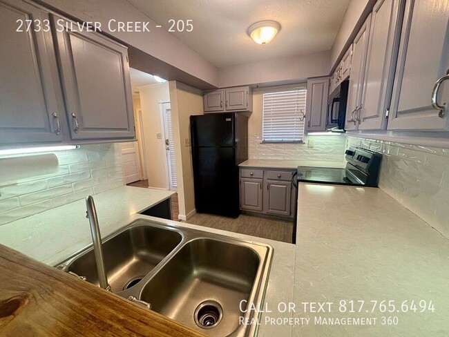 Building Photo - 2733 Silver Creek Dr