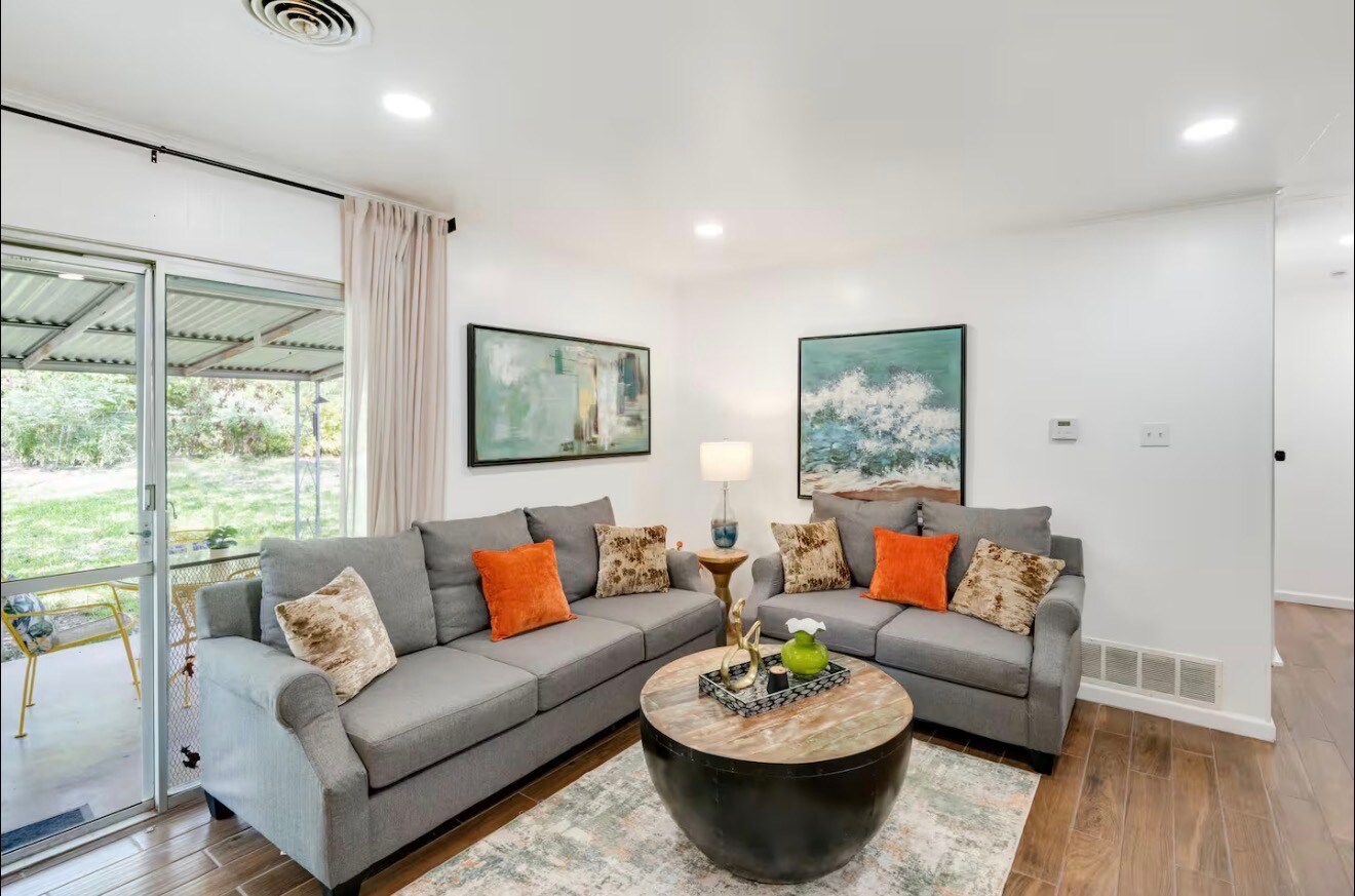 Building Photo - Room in House on Burr Oak Dr