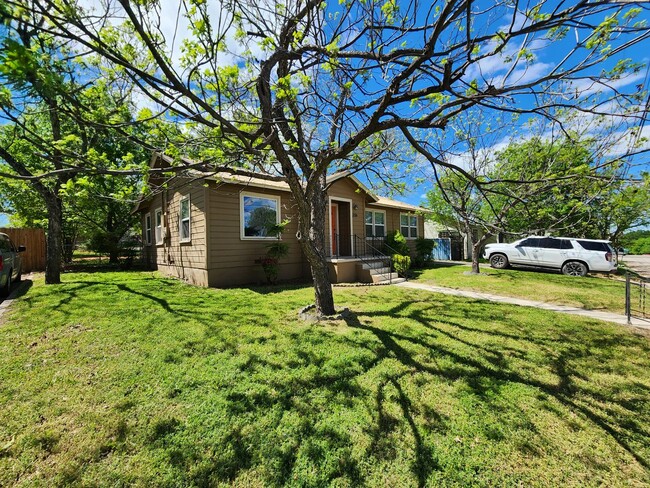 Building Photo - 3/1 Charmer in West Lampasas