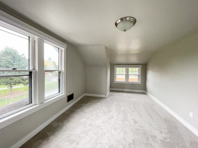 Building Photo - 9905 NE 46th Ct