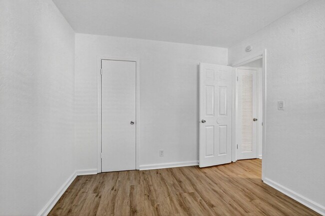 Building Photo - 3031 NE 7th Ave