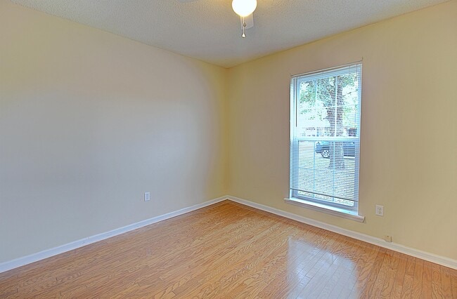 Building Photo - 948 Wedgewood Way