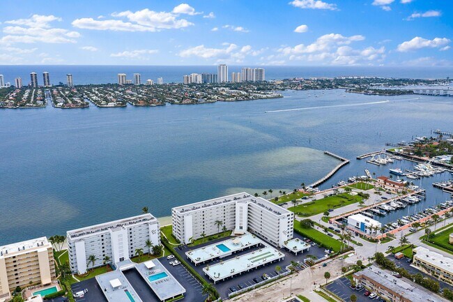 Building Photo - 301 Lake Shore Dr