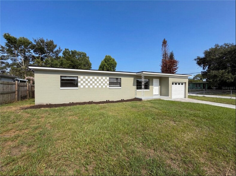 Building Photo - 702 S Solandra Dr